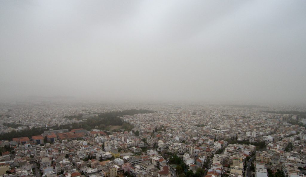 “Πνίγεται” από την αφρικανική σκόνη η Αττική (pics)