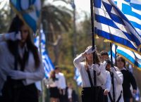 Υπουργείο Παιδείας: Επιστρέφει στους αριστούχους η σημαία – Τέλος η κλήρωση