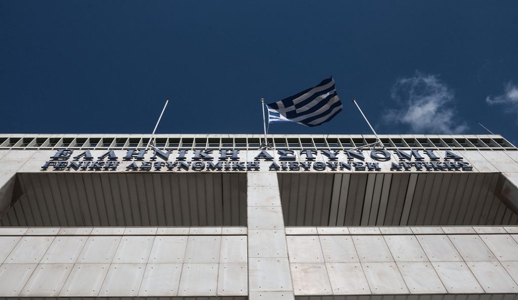 Περιστέρι: Πέντε συλλήψεις για φωτοβολίδες