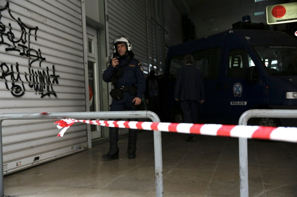 Νέα διαμαρτυρία κατά των πλειστηριασμών – Ο Λαφαζάνης σκαρφάλωσε στην κλούβα (pics)