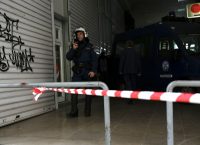 Νέα διαμαρτυρία κατά των πλειστηριασμών – Ο Λαφαζάνης σκαρφάλωσε στην κλούβα (pics)