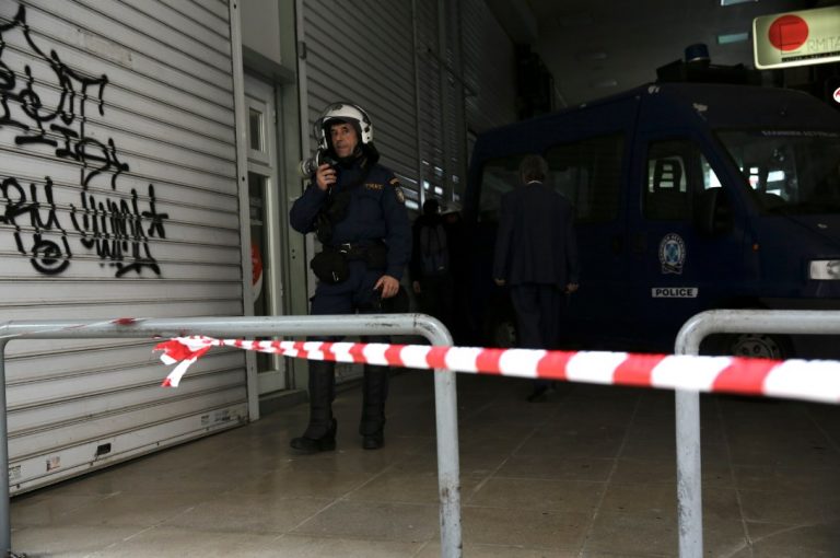 Νέα διαμαρτυρία κατά των πλειστηριασμών – Ο Λαφαζάνης σκαρφάλωσε στην κλούβα (pics)