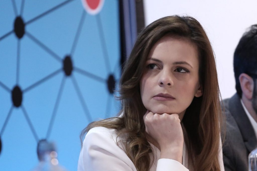 Αχτσιόγλου: “Αυτονόητη η αναδοχή από τα ομόφυλα ζευγάρια, εφόσον υπάρχει σύμφωνο”