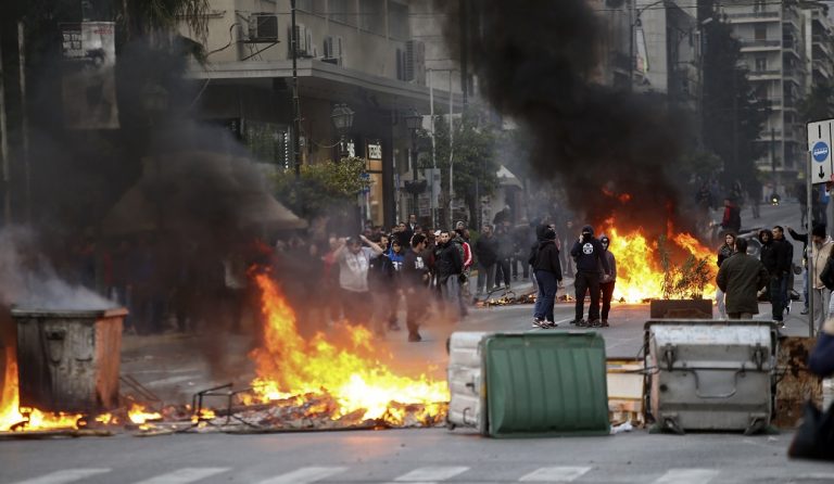 Βίντεο και φωτογραφίες από τα επεισόδια στον Πειραιά