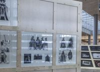 Παρατείνεται η έκθεση της Εθνικής Λυρικής Σκηνής “Στέφανος Λαζαρίδης: Κυνικός ρομαντικός”