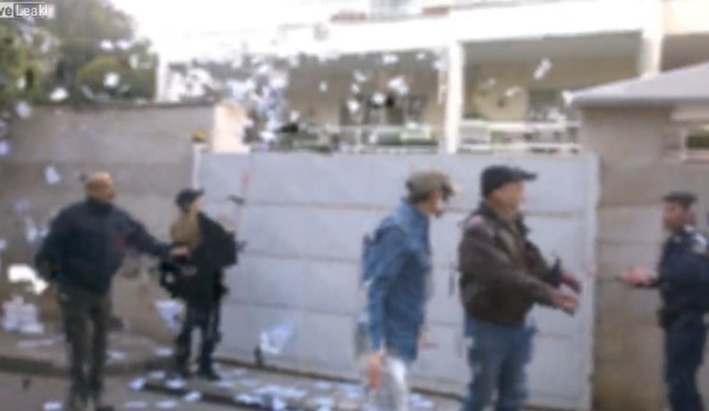 Η στιγμή της παρέμβασης του Ρουβίκωνα στο σπίτι της πρέσβειρας του Ισραήλ (vid)