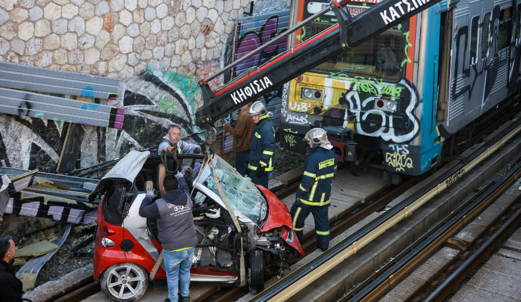 (UPD) Αυτοκίνητο έπεσε στις γραμμές του Ηλεκτρικού στο ΚΑΤ (pic)