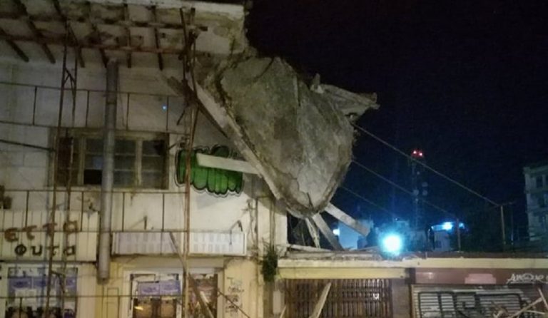 Εικόνες που σοκάρουν: Κατέρρευσε η οροφή της δημοτικής αγοράς στη Χαλκίδα (pics&vid)