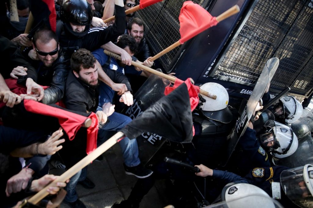 Σοβαρά επεισόδια κοντά στο Μαξίμου – Ξύλο και χημικά στο πανεκπαιδευτικό συλλαλητήριο