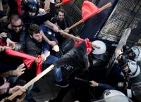 Σοβαρά επεισόδια κοντά στο Μαξίμου – Ξύλο και χημικά στο πανεκπαιδευτικό συλλαλητήριο