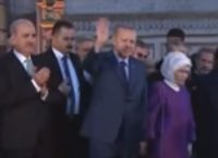 Προκαλεί ο Ερντογάν: Χαιρέτησε σχηματίζοντας τη ραμπιά μέσα στην Αγιά Σοφιά (vid)