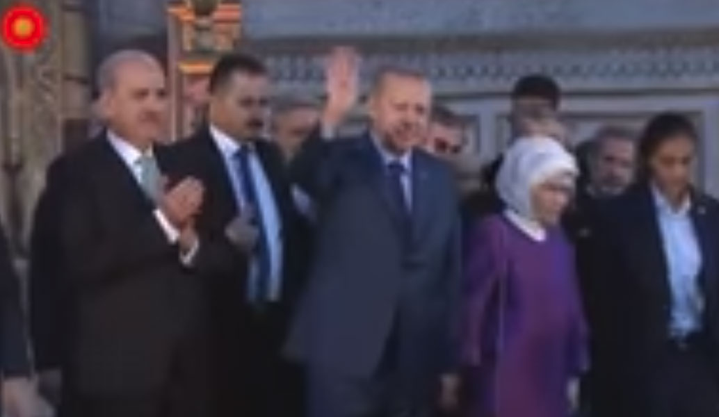Προκαλεί ο Ερντογάν: Χαιρέτησε σχηματίζοντας τη ραμπιά μέσα στην Αγιά Σοφιά (vid)