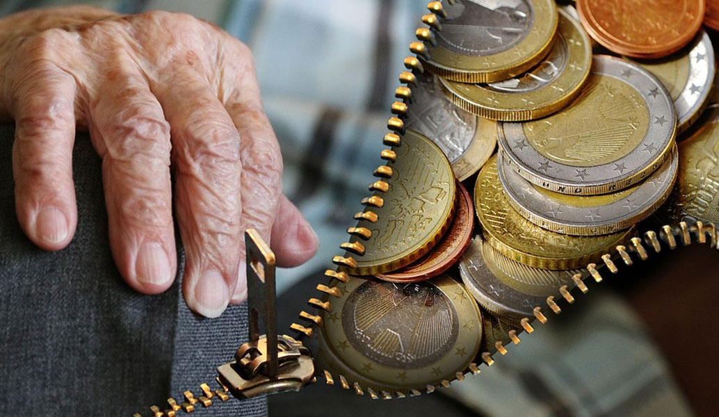 Συντάξεις: Οι συνταξιούχοι βλέπουν μειωμένα ποσά στην τράπεζα – Τι απαντά το υπουργείο
