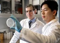 Ελευθέριος Μυλωνάκης: Ο Έλληνας ερευνητής που ανακάλυψε ένα νέο αντιβιοτικό