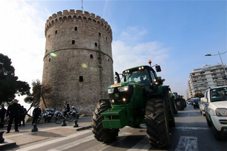 Μπροστά από το Λευκό Πύργο παρατάχθηκαν τα μπλόκα των αγροτών