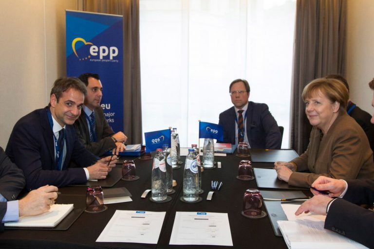 Μητσοτάκης σε Μέρκελ: Ξεκάθαρο «όχι» στα σενάρια περί δραχμής