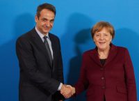 Το «ταμείο» της ΝΔ για τη συνάντηση Μητσοτάκη-Μέρκελ