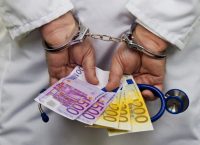 Σε διαθεσιμότητα δύο γυναικολόγοι που συνελήφθησαν με “φακελάκι”