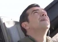 Ο Αλέξης Τσίπρας ρεμβάζει στην παραλία (pic)