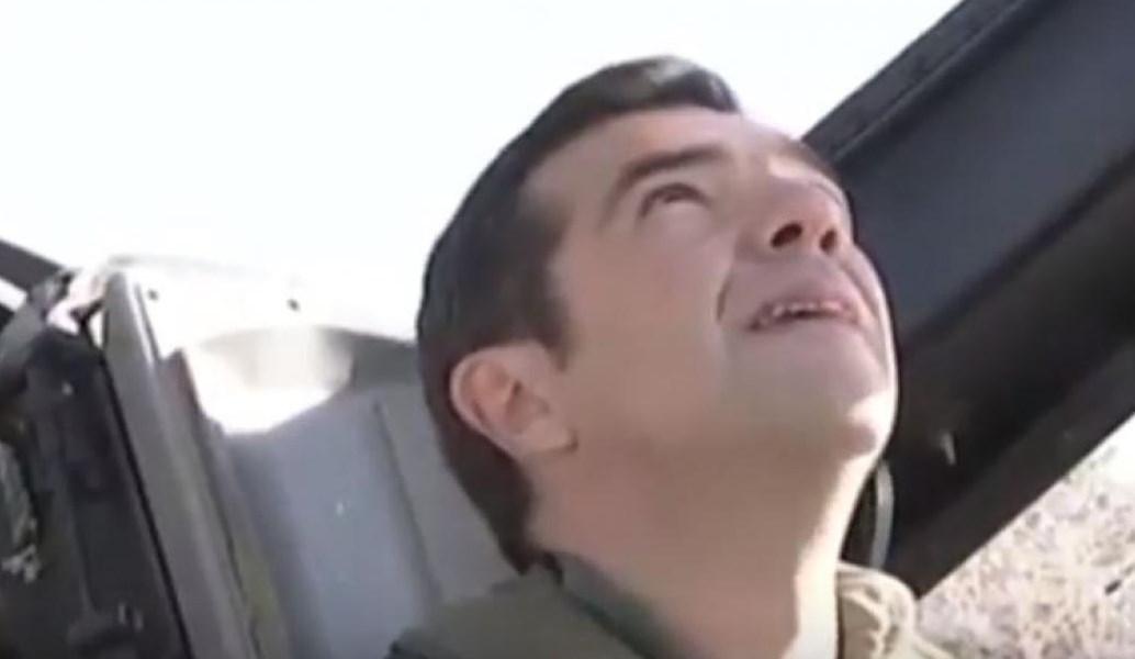 Ο Αλέξης Τσίπρας ρεμβάζει στην παραλία (pic)