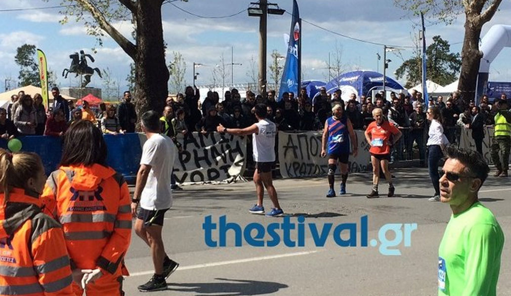 Θεσσαλονίκη: Ένταση μεταξύ οπαδών του ΠΑΟΚ και δρομέα με διακριτικά της ΑΕΚ (vid)