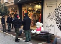 Γιάννενα: Η Δημοτική Αστυνομία “συνέλαβε” έναν λούτρινο αρκούδο (pic)