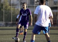 Ο Κυριάκος Μητσοτάκης έπαιξε μπάλα με ομάδα Ρομά (pics)