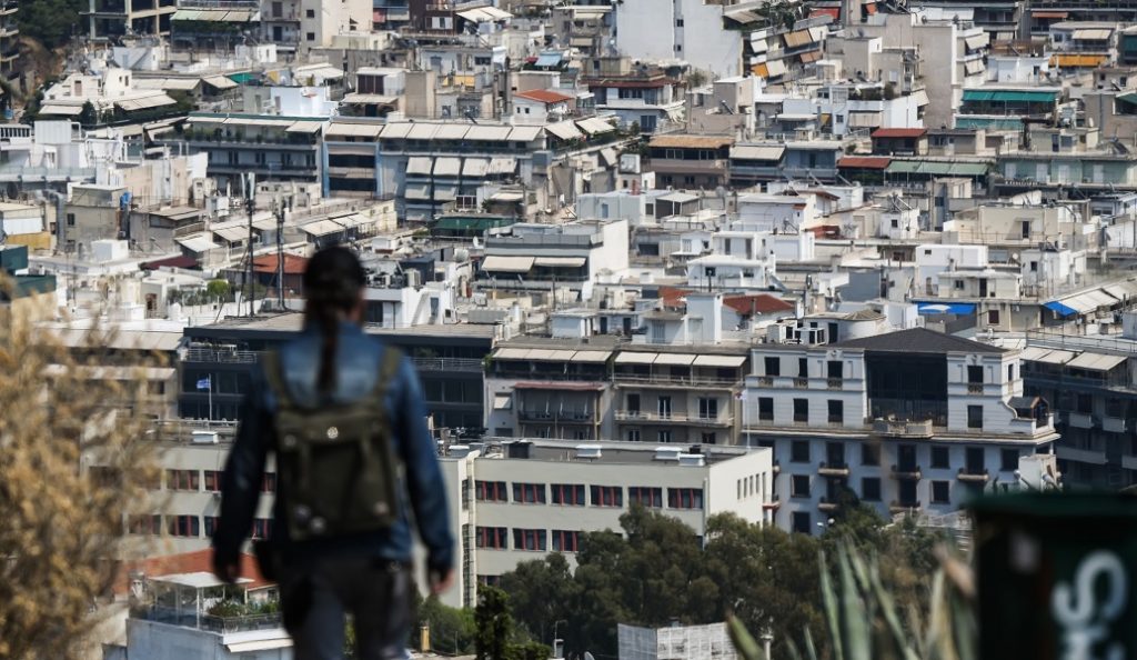 Εφορία: Ξεκινούν οι e-πλειστηριασμοί με ακίνητο του Λάκη Γαβαλά