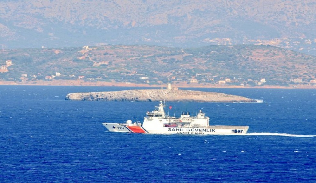 Η Άγκυρα δεν σταματά τις προκλήσεις: Τουρκικό σκάφος επιχείρησε να εμβολίσει πλωτό του Λιμεναρχείου της Χίου (pic)