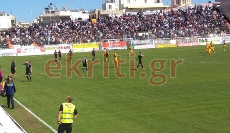 Συναγερμός στο Ηράκλειο: Άνδρας έπεσε από την κερκίδα του γηπέδου
