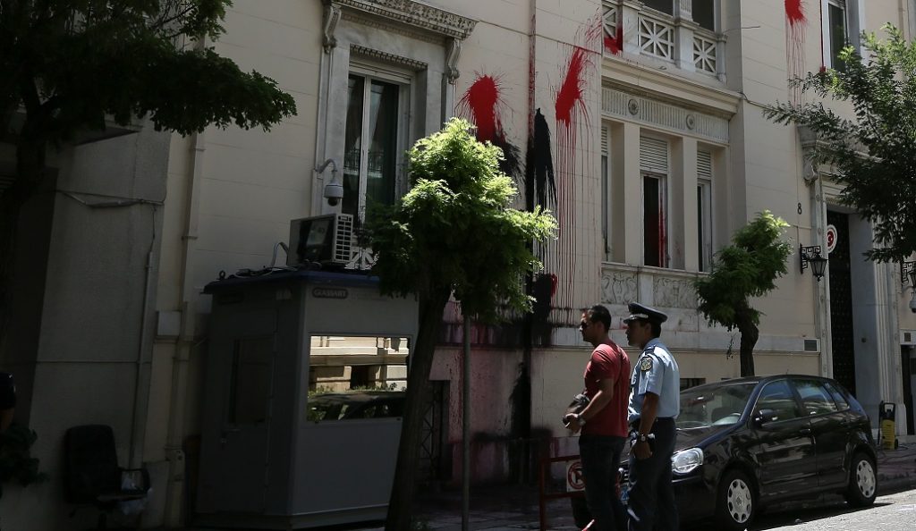 Επίθεση με μπογιές στο τουρκικό προξενείο της Αθήνας από τον Ρουβίκωνα – 4 προσαγωγές