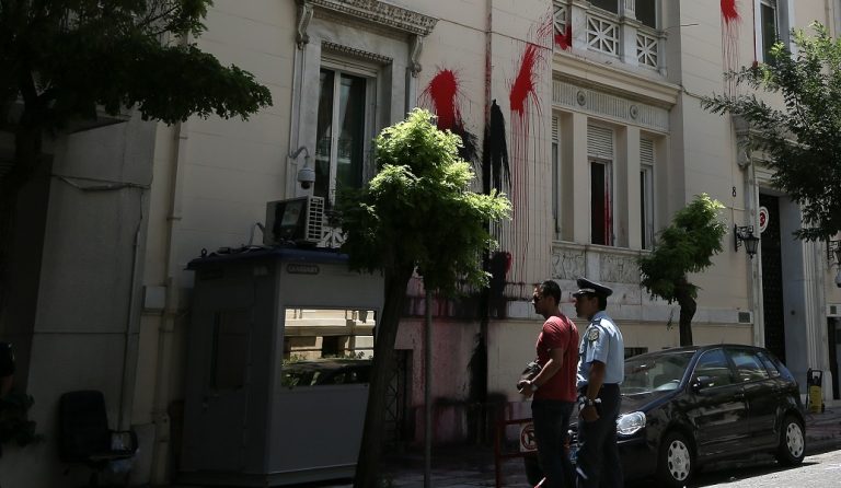 Επίθεση με μπογιές στο τουρκικό προξενείο της Αθήνας από τον Ρουβίκωνα – 4 προσαγωγές