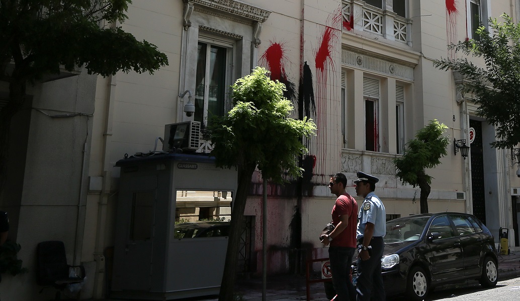Επίθεση με μπογιές στο τουρκικό προξενείο της Αθήνας από τον Ρουβίκωνα – 4 προσαγωγές