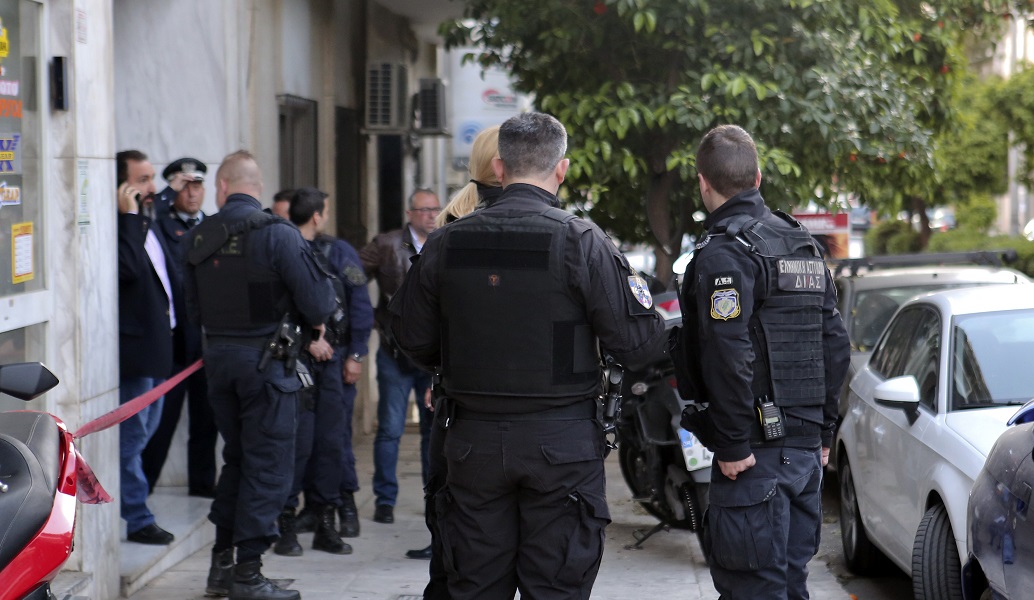 Πυροβολισμοί στα γραφεία του “Μακελειού” του Στέφανου Χίου (pics)