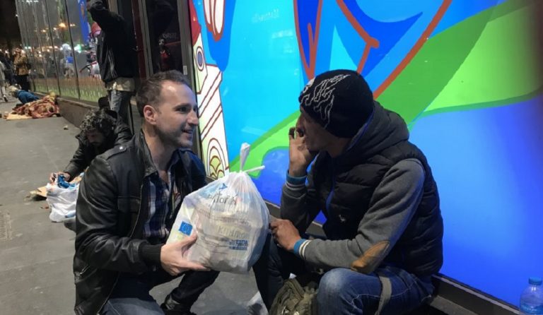 Η “Αποστολή” της Ιεράς Αρχιεπισκοπής Αθηνών μοίρασε τρόφιμα σε άστεγους