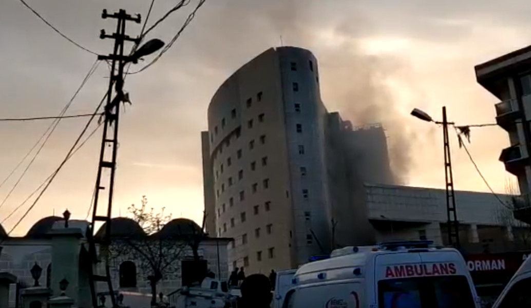 Κωνσταντινούπολη: Υπό έλεγχο η φωτιά στο νοσοκομείο Ταξίμ (pics&vid)