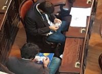 Τρομερό βίντεο: Βραζιλιάνοι βουλευτές ανταλλάσσουν “χαρτάκια” του Μουντιάλ μέσα στη Βουλή