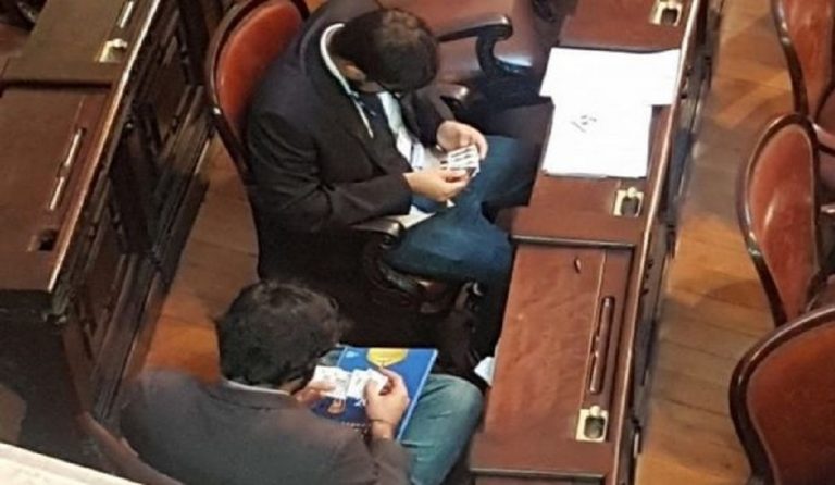 Τρομερό βίντεο: Βραζιλιάνοι βουλευτές ανταλλάσσουν “χαρτάκια” του Μουντιάλ μέσα στη Βουλή