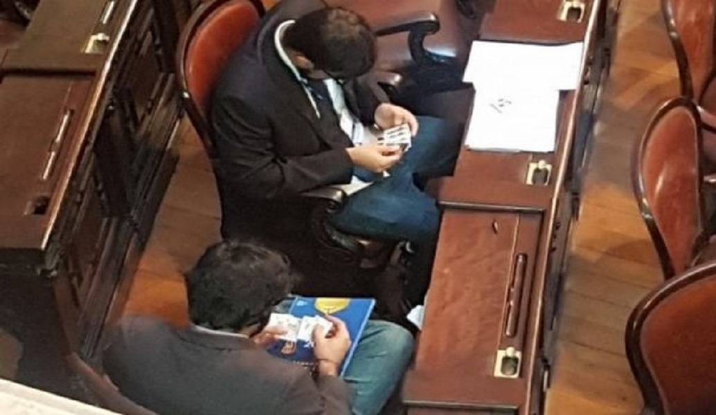 Τρομερό βίντεο: Βραζιλιάνοι βουλευτές ανταλλάσσουν “χαρτάκια” του Μουντιάλ μέσα στη Βουλή