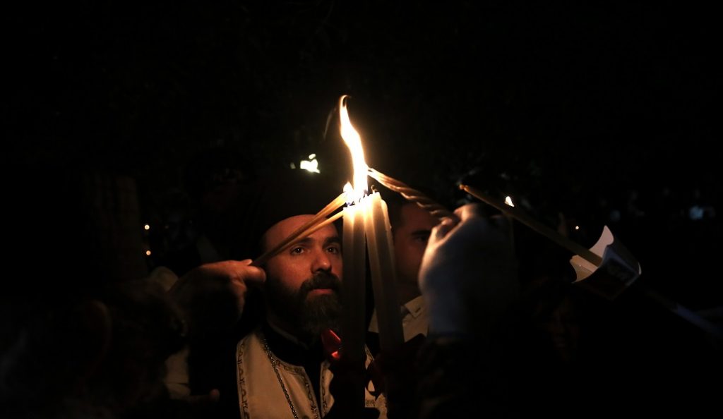 Mε τιμές αρχηγού κράτους η άφιξη του Αγίου Φωτός στην Αθήνα