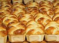 Πάσχα: Τι συμβολίζει η λαμπάδα και το τσουρέκι