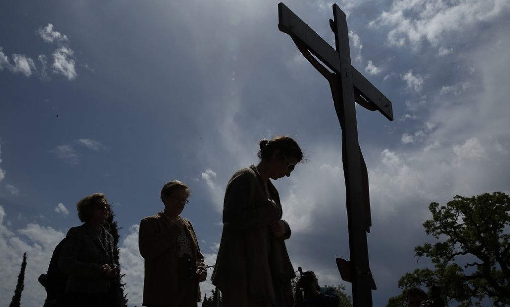 Σε κλίμα κατάνυξης η τελετή αποκαθήλωσης Του Εσταυρωμένου στη Μονή Πεντέλης (pics)