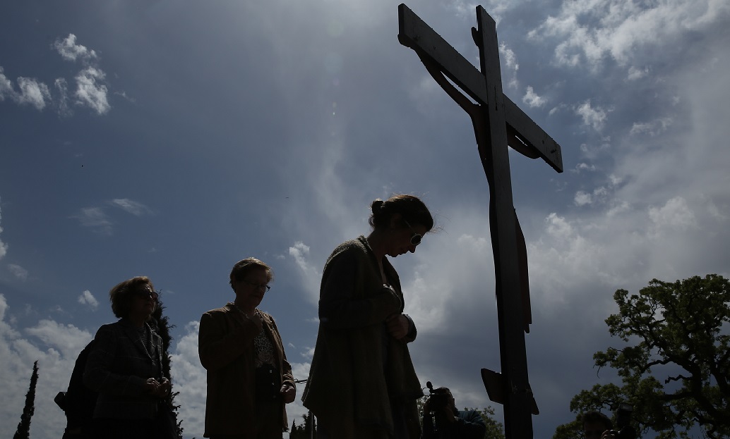 Σε κλίμα κατάνυξης η τελετή αποκαθήλωσης Του Εσταυρωμένου στη Μονή Πεντέλης (pics)