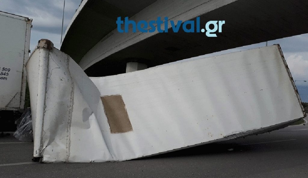 «Δίπλωσε» νταλίκα στην Εγνατία Οδό (pics)