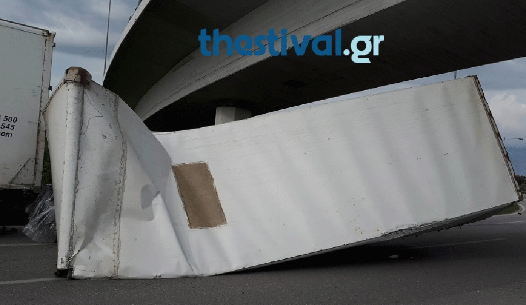 «Δίπλωσε» νταλίκα στην Εγνατία Οδό (pics)