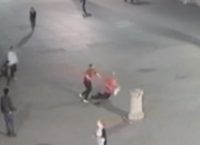 Άγριο βίντεο! Νταήδες χτυπούν ανυποψίαστο άντρα και τον σκοτώνουν