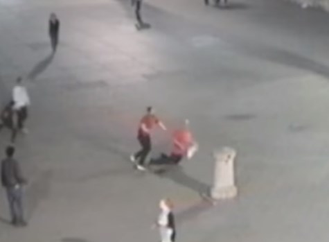 Άγριο βίντεο! Νταήδες χτυπούν ανυποψίαστο άντρα και τον σκοτώνουν