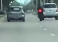 ΗΠΑ: Οδηγός ΙΧ πέφτει επίτηδες πάνω σε μηχανή έπειτα από καβγά (vid)