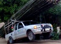 Viral: Αυτοκίνητο κάνει… σούζα λόγω υπερφόρτωσης ξύλων