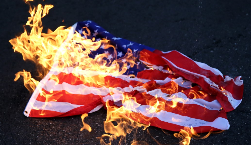 ΚΚΕ και εξωκοινοβουλευτική Αριστερά έκαψαν σημαίες των ΗΠΑ (pics)